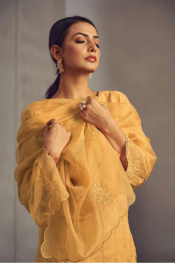 Thread Embroidered Elegance: Scalloped Dupatta for Your Stylish Outfit