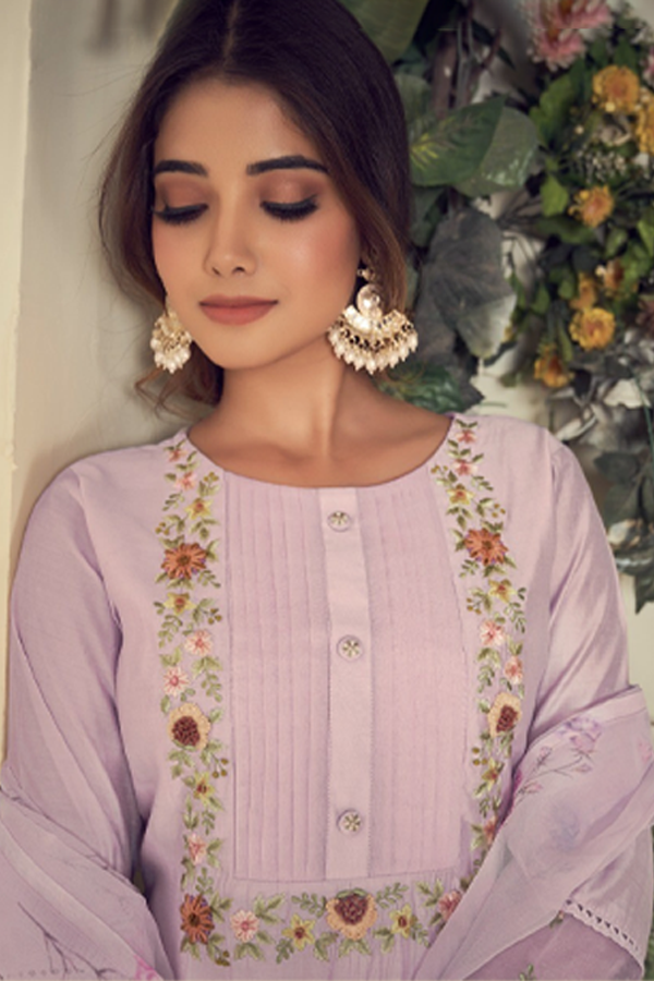 Elegant Muslin Kurta with Thread and Organza Embroidery, Paired with Straight Fit Pants"